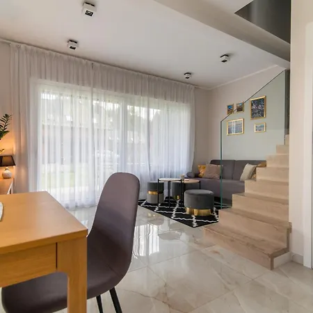 Aroma Caloroczny Prywatny Dom Na Zamknietym Osiedlu. 別荘 デンプキ